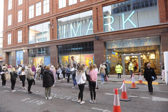 Archivo - 30 April 2021, United Kingdom, Belfast: Shoppers queue outside Primark in Belfast, as shops reopen after the easing of the coronavirus lockdown restrictions in Northern Ireland. Photo: Mark Marlow/PA Wire/dpa