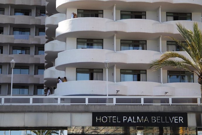Dos jóvenes en un balcón del hotel Palma Bellver, donde estaban confinados 249 jóvenes que han tenido relación directa o indirecta con el brote de un viaje de estudios a Mallorca, a 30 de junio de 2021, en Palma de Mallorca, Islas Baleares (España). El 