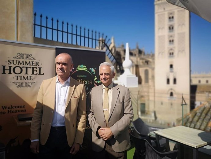 Muñoz y Cornax, en el Hotel Doña María, en la presentación de la campaña del sector para atraer clientes.