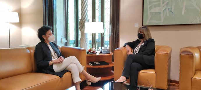 La ministra de Educación y Formación Profesional, Isabel Celaá, y la presidenta de la Diputación de Barcelona, Núria Marín.