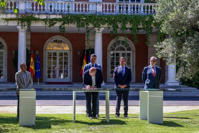El secretario general de CCOO, Unai Sordo, firma el acuerdo del Ejecutivo nacional con los agentes sociales para reformar las pensiones con la presencia (i-d) del secretario general de UGT, Pepe Álvarez; el presidente del Gobierno, Pedro Sánchez; el pre