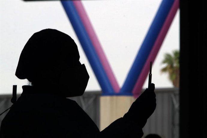 Archivo - Una sanitaria sostiene una jeringuillas para la vacunación a profesores en Málaga a 04 de marzo 2021