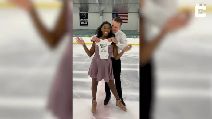 Una pareja de patinadores sobre hielo anuncia su embarazo en mitad de una rutina de baile