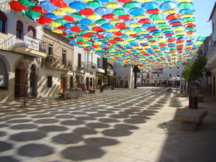 Archivo - Paraguas en Malpartida de Cáceres  cuyo ayuntamiento ha organizado un programa de ocio con más de 70 actividades para este verano                    