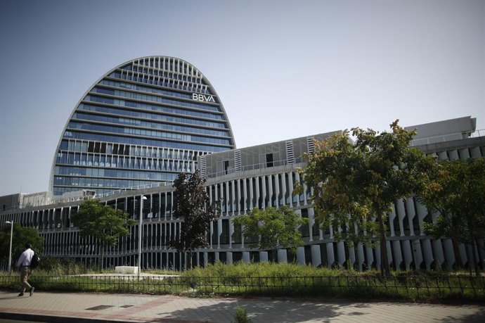 Archivo - Fachada del edificio del 'La Vela', sede del BBVA en Madrid.