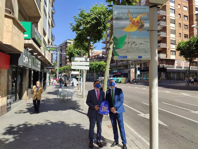 El alcalde de Salamanca, Carlos García Carbayo, junto al director del Centro Europe Direct de la USAL, Luis Norberto González, junto a uno de los carteles de la exposición.