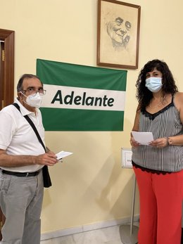 Heredia, con un usuario de la tarjeta anual de Tussam para la tercera edad