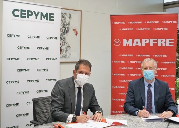 Gerardo Cuerva, presidente de Cepyme, y Javier Oliveros, director comercial de Mapfre España, renuevan su acuerdo de colaboración.