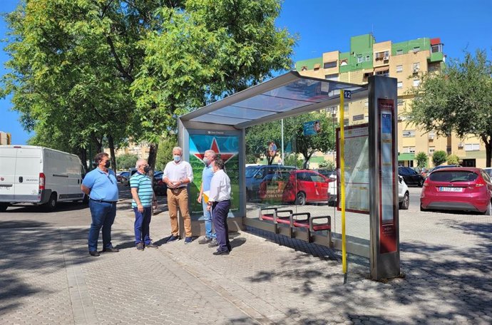 Aumesquet visita a una de las paradas de la línea 12 en Pino Montano.