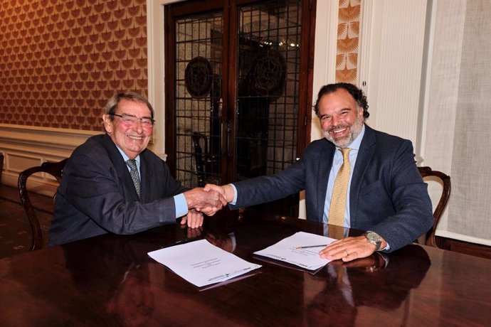 Fernando de Yarza López-Madrazo, presidente de la AMI, y el presidente de la FAEB, Alejandro Echevarría Busquet, firman un acuerdo de colaboración