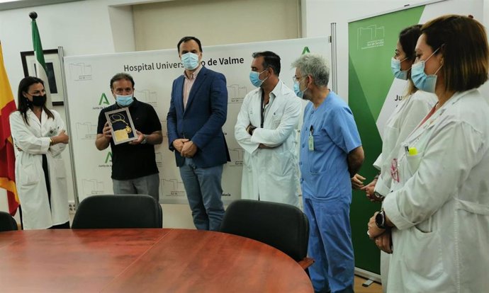 Juan José Peña, homenajeado por la Diputación, cede su galardón a los sanitarios del Valme