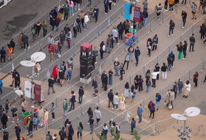 19 June 2021, United Kingdom, London: People queue outside an NHS Vaccination Clinic at West Ham's London Stadium in Stratford, east London. The NHS is braced for high demand as anyone in England over the age of 18 can now book a Covid-19 vaccination ja