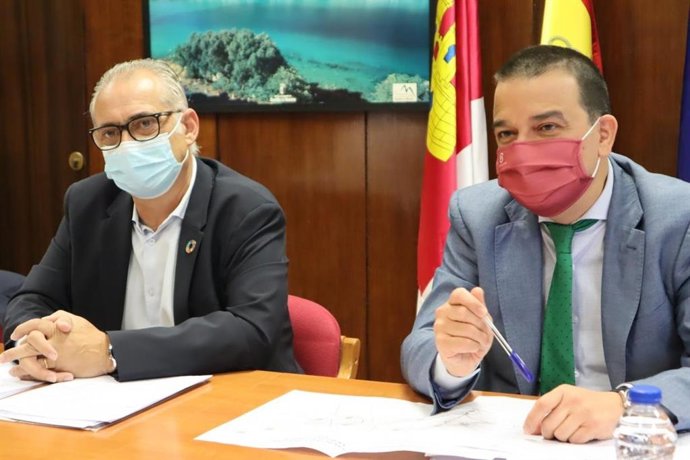 El consejero de Agricultura, Agua y Desarrollo Rural, Francisco Martínez Arroyo junto con el presidente de la confederación Hidrográfica del Guadalquivir, Joaquín Páez Landa.