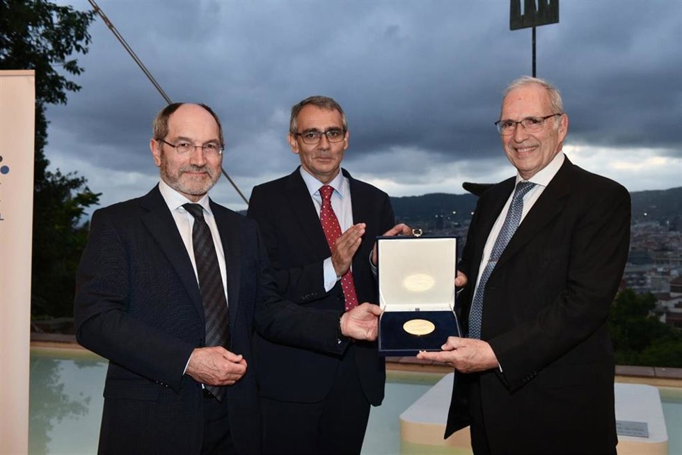 Josep Maria Vil Solanes y Alberto Martínez Lacambra, director general de Red.Es, y el presidente de Ametic, Pedro Mier, durante la cena de gala llevada a cabo en la Fundación Miró de Barcelona, en el entorno del Mobile World Congress 2021.