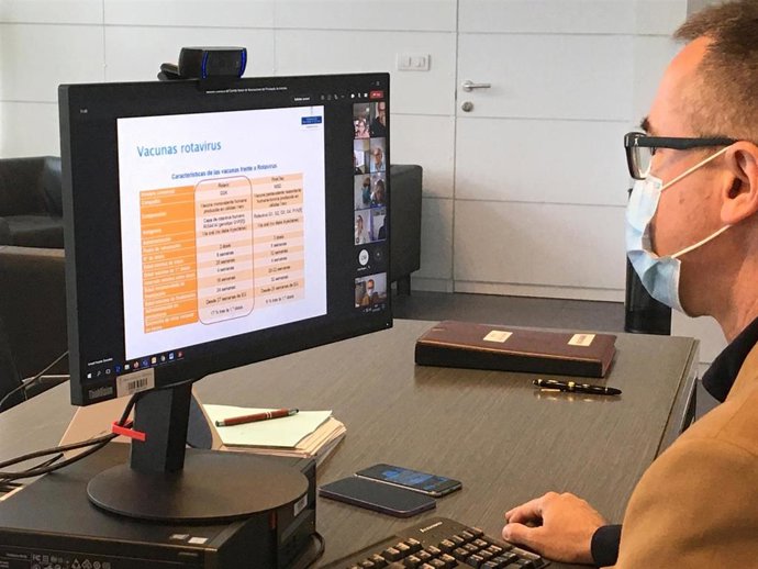 El consejero de Salud, Pablo Fernández Muñiz, preside la reunión del Consejo Asesor de Vacunación del Principado de Asturias.