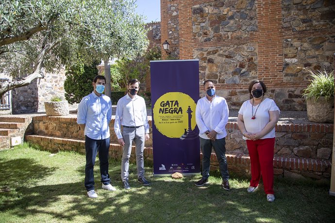 Presentación del primer festival literario 'Gata Negra', que trae a Extremadura a escritores como Lorenzo Silva, Marta Robles o Javier Cerca