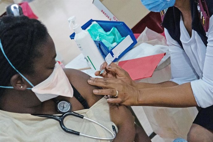 Archivo - Vacunación contra el coronavirus en Johannesburgo