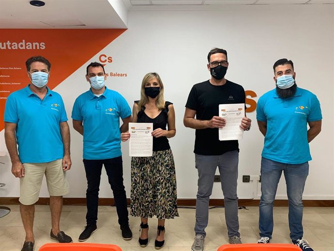 La coordinadora y portavoz de Ciudadanos Baleares, Patricia Guasp, y el secretario de acción institucional, Alejandro Escriche, con representantes de la plataforma 'Insularidad Digna'.