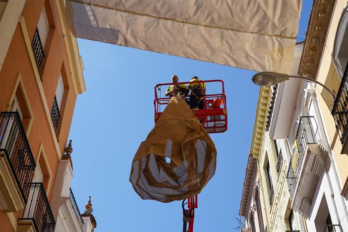 Archivo - Imagen de archivo de la colocación de toldos en el centro de Sevilla