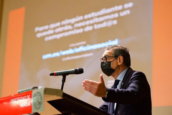 El rector de la UMU, durante su intervención