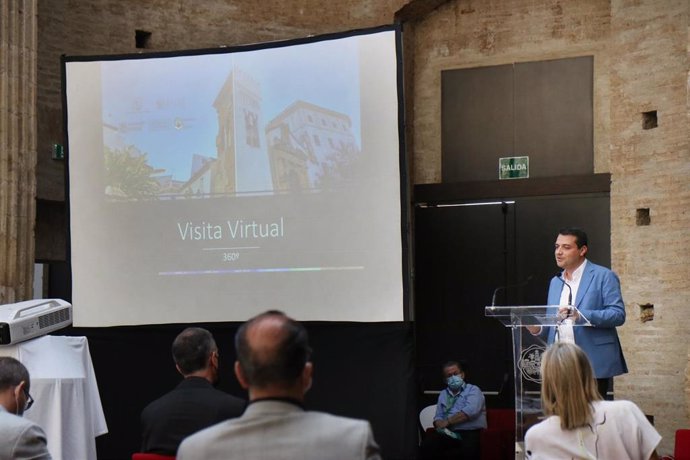 El alcalde de Córdoba, José María Bellido, en la presentación del proyecto de reforma de la torre alminar de San Juan de los Caballeros, recientemente culminada.