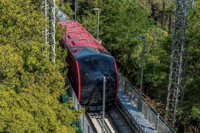 El nuevo funicular del parque de atracciones del Tibidabo, la 'Cuca de Llum', realizará su primer viaje nocturno este viernes