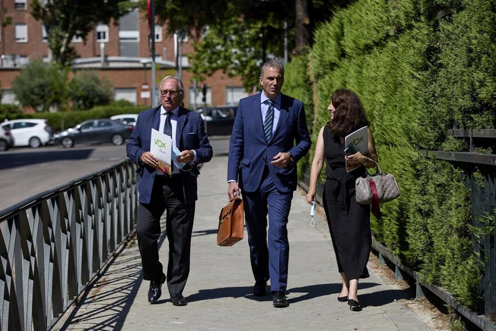 (I-D) El diputado nacional Juan José Aizcorbe; el secretario general de Vox, Javier Ortega; y la vicesecretaria jurídica de la formación, Marta Castro, a su llegada al Tribunal Constitucional