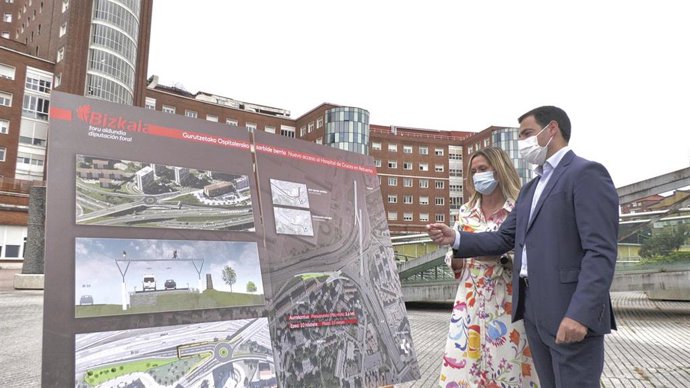 El diputado de Infraestructuras de Bizkaia, Imanol Pradales, y la alcaldesa de Barakaldo, Amaia del Campo, en la presentación del nuevo acceso al hospital de Cruces.