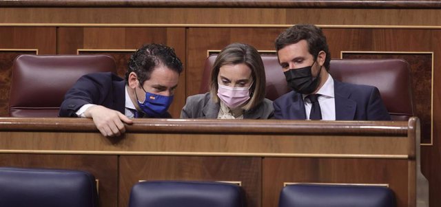 El secretario general del Partido Popular, Teodoro García Egea, la portavoz del PP en el Congreso, Cuca Gamarra; y el líder del PP, Pablo Casado, conversan en el Pleno del Congreso. En Madrid, a 30 de junio de 2021.