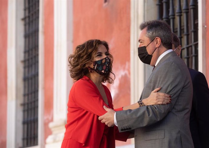 La ministra de Hacienda y portavoz del Gobierno, María Jesús Montero (i), durante su intervención en los Encuentros SER Andalucía donde ha sido presentada por el alcalde de Sevilla y candidato del PSOE-A a la Presidencia de la Junta, Juan Espadas (d). A