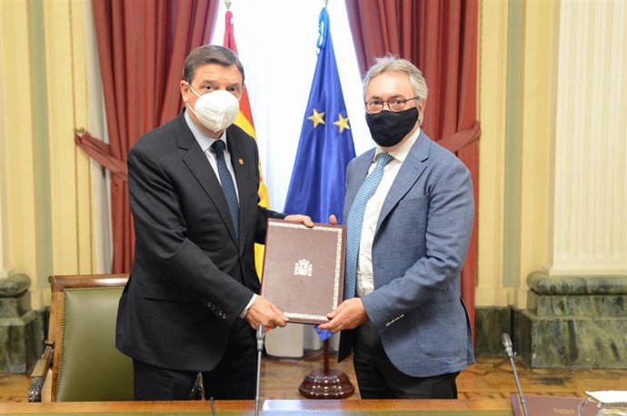 Luis Planas y Jorge Brotons, en la firma del acuerdo