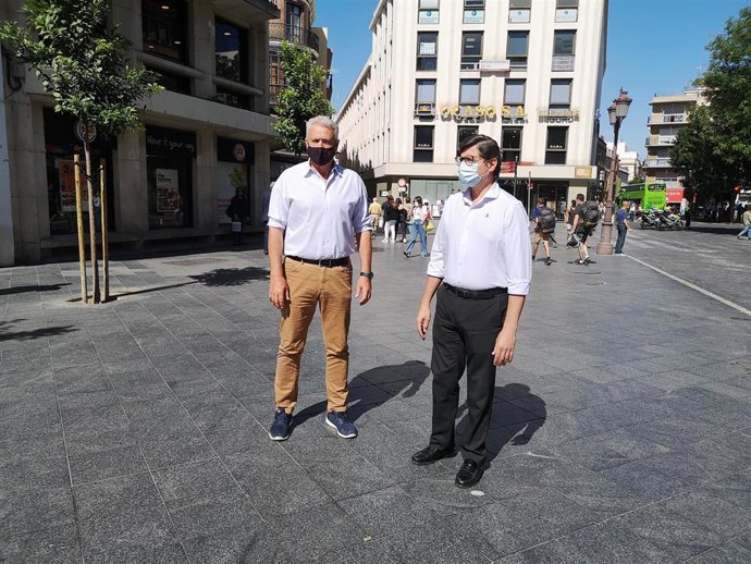 Pimentel, junto a Aumesquet, en la plaza de La Campana, sin los habituales toldos en verano.