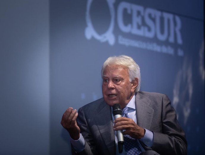 El expresidente del gobierno de España, Felipe Gónzalez, interviene el el acto donde se le entrega el galardón al Mejor Embajador de ámbito no económico. de los Premios Empresariales del Sur de España que organiza la Asociación de Empresarios del Sur de