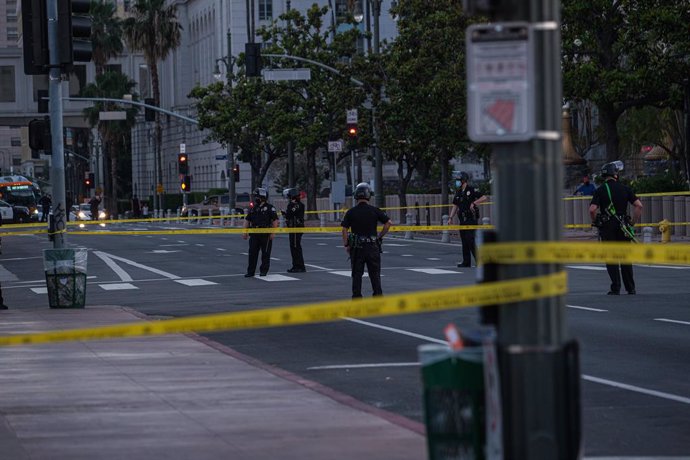 Archivo - 27 May 2020, US, Los Angeles: Police stand guard and cordon a street during a protest through Los Angeles downtown demanding the arrest of the police officer seen on camera kneeling on the neck of George Floyd, a handcuffed black man who later