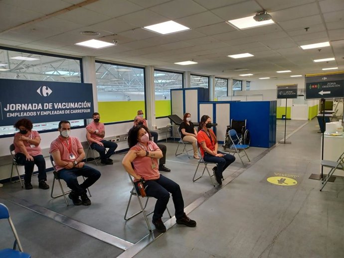 La plantilla que recibe la vacuna monodosis Janssen en Carrefour bajo el control y la supervisión del Servicio Andaluz de Salud (SAS)