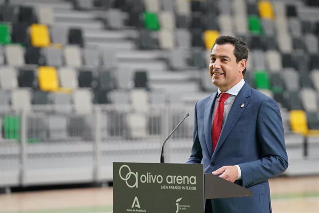 Juanma Moreno durante la inauguruación del Olivo Arena