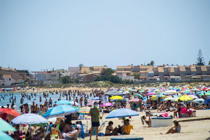 Archivo - Varias personas en la Playa de Levante, en la Manga del Mar Menor