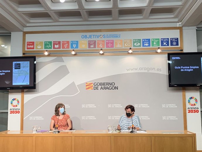 La directora general de Cambio Climático y Educación Ambiental, Marta de Santos, (dcha.), ha presentado una guía sobre puntos limpios.