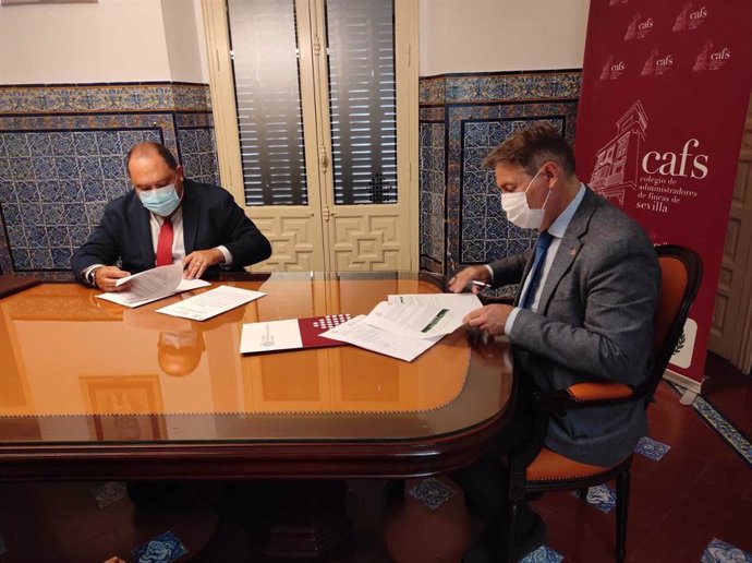 Momento de la firma del convenio entre el Colegio de Administradores de Fincas de Sevilla y Caja Rural del Sur