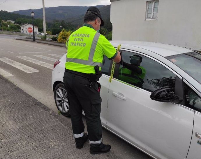 La Guardia Civil intercepta en Lourenzá dos veces en un día a conductor que supera la tasa máxima de alcoholemia permitida y le interviene el vehículo.