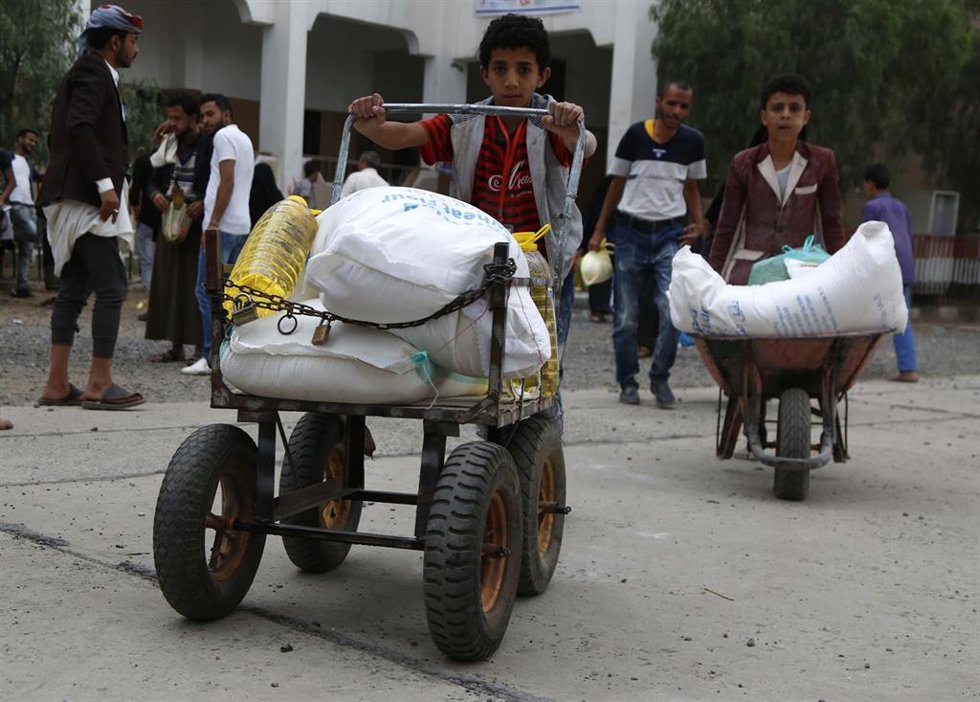 Archivo - Reparto de comida llevado a cabo por el Programa Mundial de Alimentos (PMA) de Naciones Unidas, en Yemen.