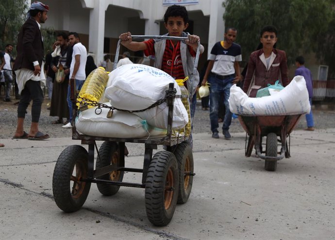 Archivo - Reparto de comida llevado a cabo por el Programa Mundial de Alimentos (PMA) de Naciones Unidas, en Yemen