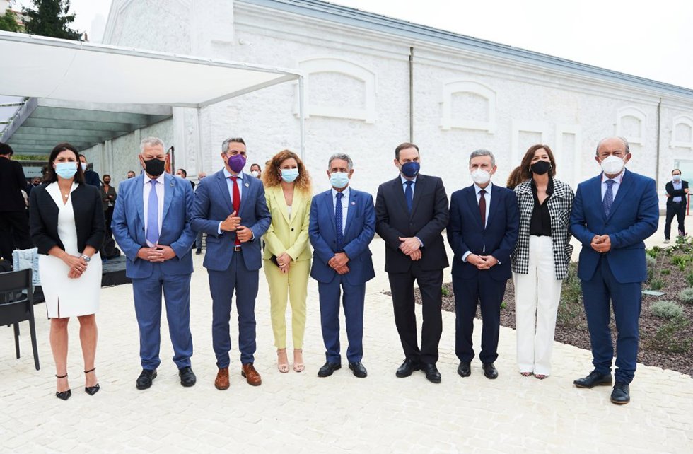 Elministrod e Transprotes, JosLuis Ábalos, y utoridades regionales en la inauguración de las Naves de Gamazo como sede de la Colección Enaire
