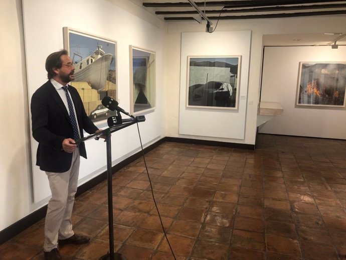 El delegado de Cultura y Patrimonio Histórico, Antonio Granados, ha inaugurado este jueves en el Museo Casa de los Tiros de Granada la exposición 'Milana del Toboso'.