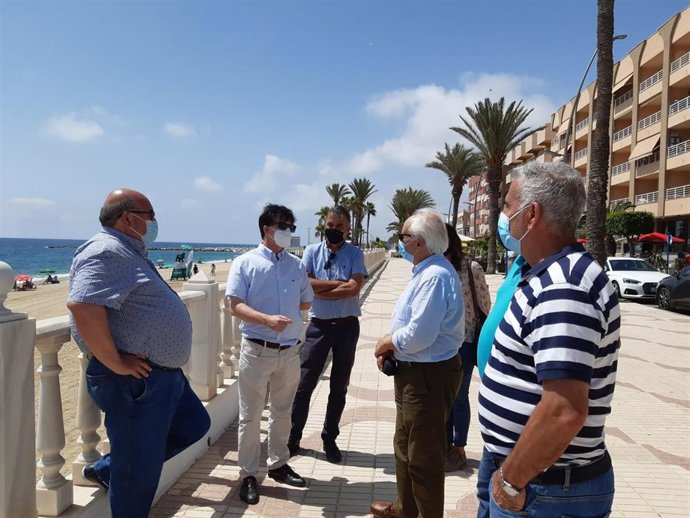 El subdelegado en Almería, Manuel de la Fuente, visita el litoral de Garrucha