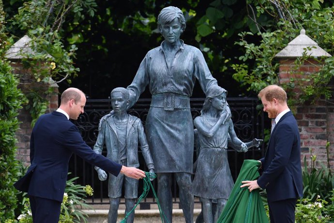 01 July 2021, United Kingdom, London: Prince William, the Duke of Cambridge (L) and Harry, the Duke of Sussex, unveile a statue they commissioned of their mother Diana, Princess of Wales, in the Sunken Garden at Kensington Palace, on what would have bee