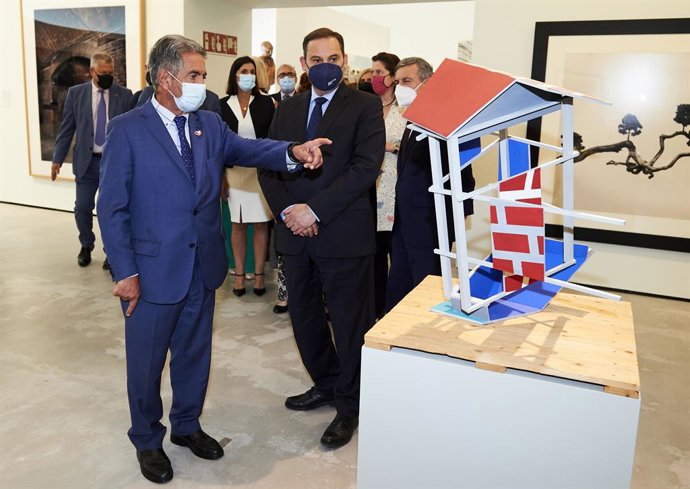 El presidente de Cantabria, Miguel Ángel Revilla, y el ministro de Transportes, Movilidad y Agenda Urbana, José Luis Ábalos, visitan  la sede de la Fundación ENAIRE en las Naves de Gamazo tras su inauguración