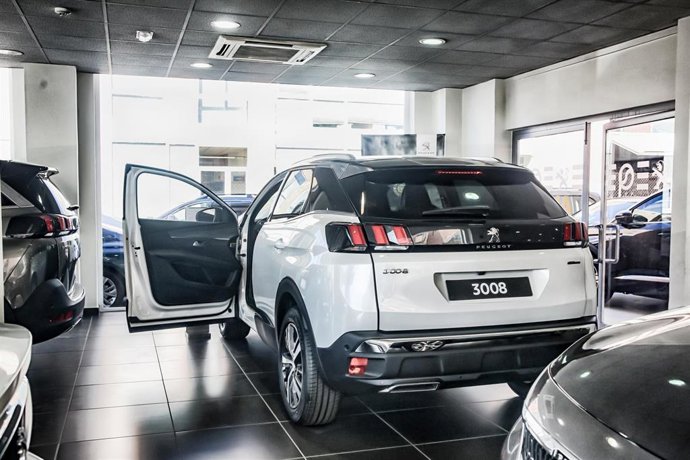 Archivo - Imagen de un coche, Peugeot 3008, en un concesionario de Madrid.