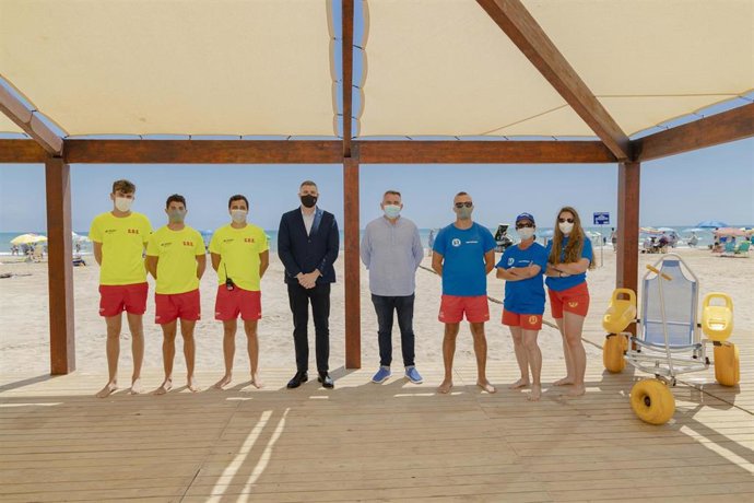 Servicio de verano en una playa de Cullera