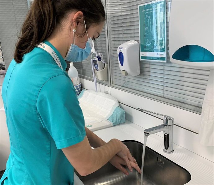 Archivo - Una enfermera realiza la higiene de manos.